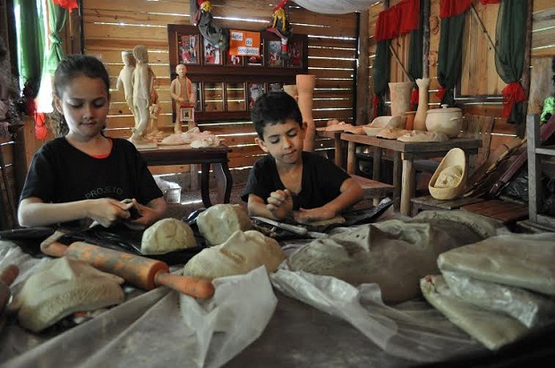 Estudantes da Escola Estadual Melquíades Batista de Miranda, do distrito de São José dos Salgados, usaram a argila como material artístico. Foto: Divulgação